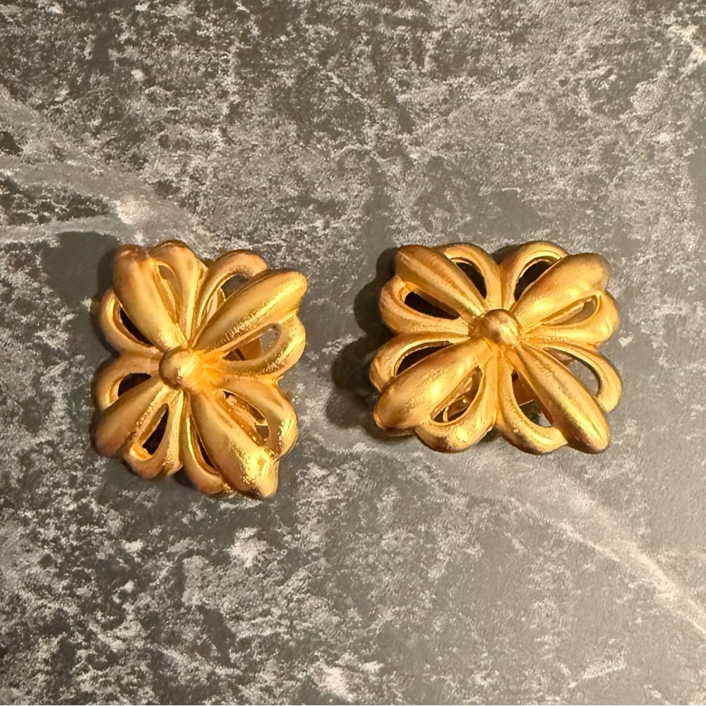 Vintage ANNE KLEIN gold tone flower designer runway clip on earrings